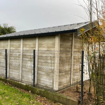 Abri de jardin en béton aspect bois 2 pentes